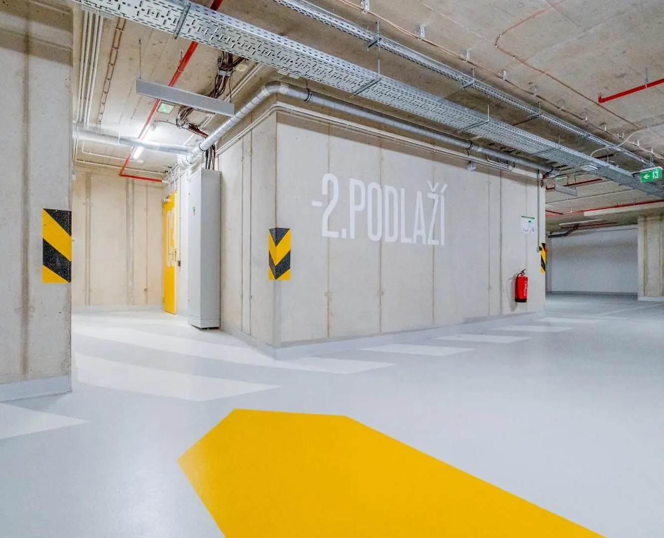 Premium Woodsy Apartment With Parking Garage By Rentez Prag
